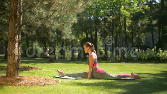活跃的女人在公园做伸展运动视频的预览图