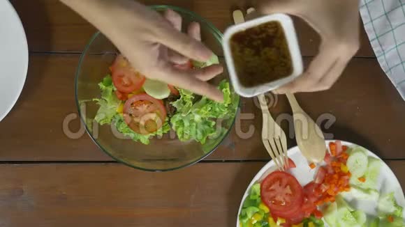 有健康意识的年轻女酋长抛出一份美味的有机绿色沙拉视频的预览图