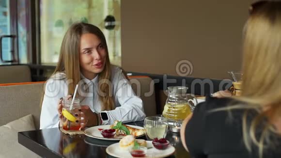 两个女朋友在咖啡厅吃早餐视频的预览图