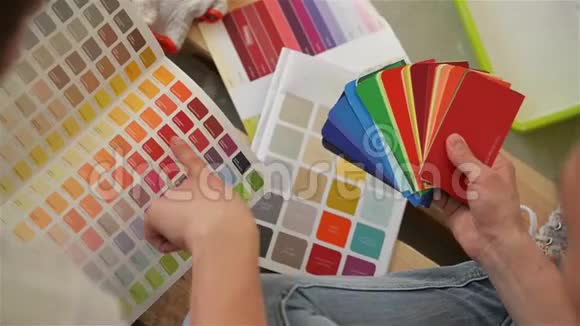 女性和男性手中的调色板视图年轻的幸福家庭为他们的新公寓挑选颜色视频的预览图