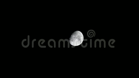 阴天夜的满月云和月亮满月和云视频的预览图