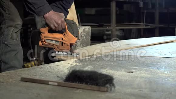 男木匠切一块胶合板视频的预览图