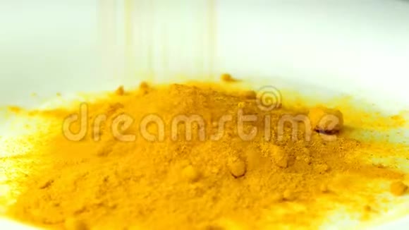 姜黄粉落在桌子和重物上视频的预览图