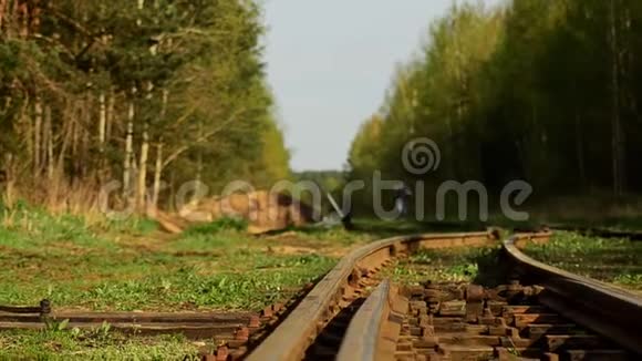 一个女孩正沿着铁轨走视频的预览图