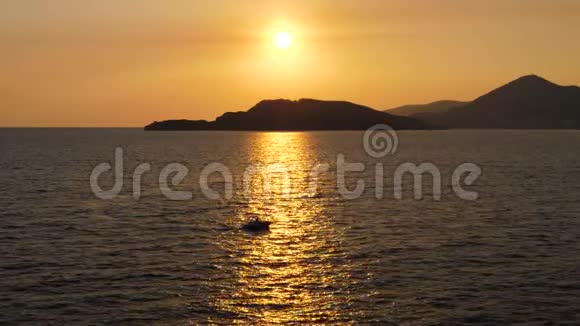 在阳光明媚的道路上金色的夕阳下小摩托艇在海上航行视频的预览图
