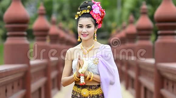 泰国传统服装中的泰国妇女视频的预览图