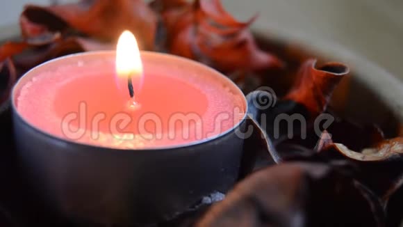 粉红色的蜡烛火焰在风中摇曳视频的预览图