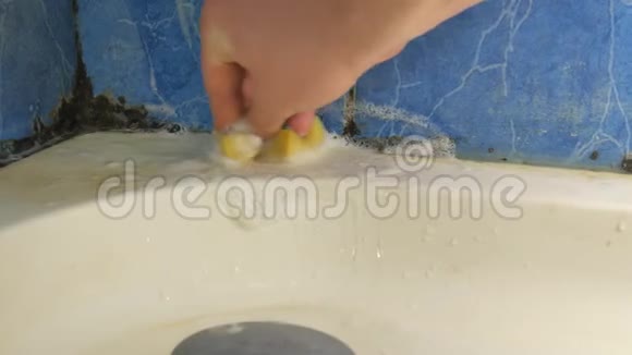 清洗发霉的浴室端淋浴柜视频的预览图