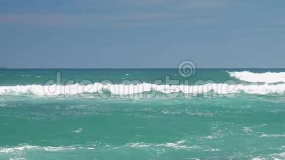 蔚蓝的海洋海浪拍打着蓝天慢节奏视频的预览图