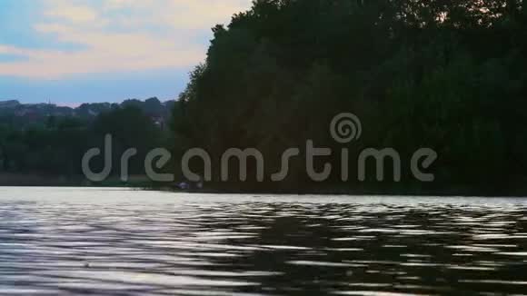 赛前赛艇上的划艇运动员在河渠比赛前视频的预览图