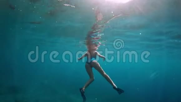 水下妇女肖像在蓝色海洋与日光时尚和运动的女孩独自在深海潜水视频的预览图