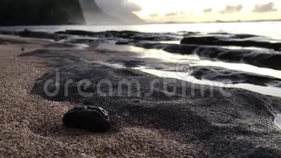 秋季纳帕利海岸日落从夏威夷考艾岛的基阿e海滩观看视频的预览图