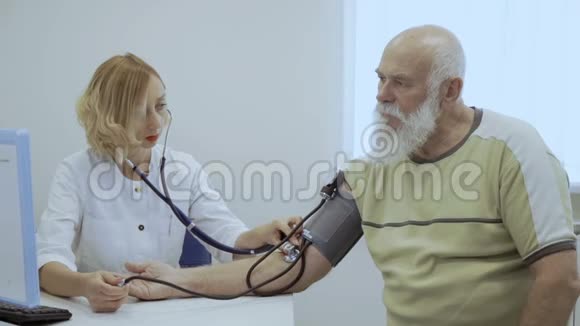 医生用眼压计和听诊器检查老人脉搏视频的预览图