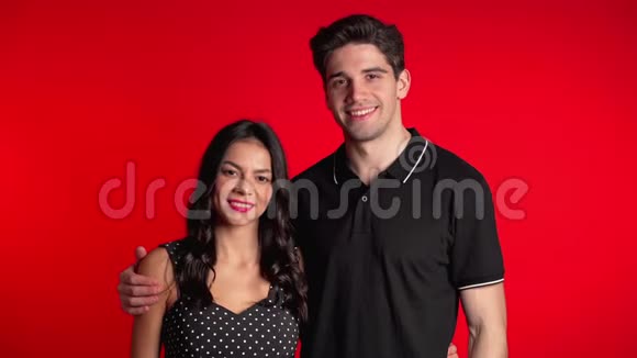 红工作室背景下年轻夫妇的肖像爱节日幸福的理念视频的预览图