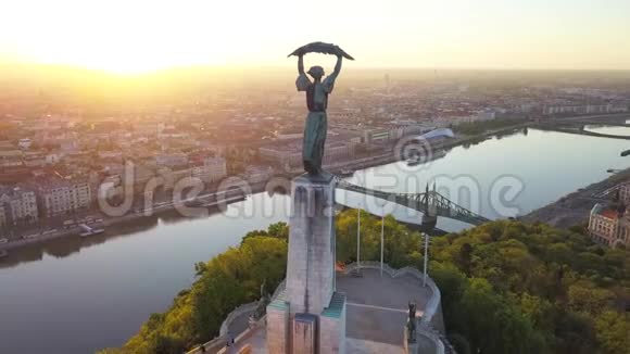 匈牙利布达佩斯围绕自由女神像和布达佩斯天际线飞行的4K空中镜头视频的预览图