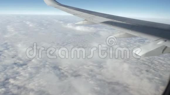 在美丽的白云之上飞行的飞机的视频的预览图