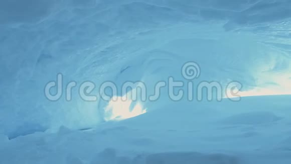 南极洲冰洞内景极地背景视频的预览图