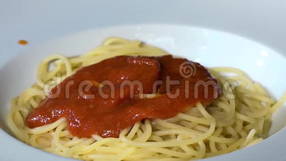 将帕尔马干酪放在意大利面上用高速相机拍摄幻影弯曲视频的预览图
