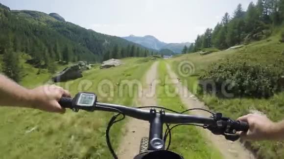 在湖边的下坡上骑着电动自行车mtb行动骑自行车者探索近山的小径电动自行车视频的预览图