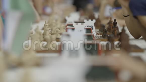 孩子们在世界锦标赛上下棋玩很多棋盘和钟表视频的预览图