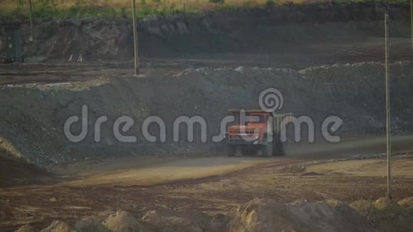 一辆空的采矿自卸车沿着山坡行驶视频的预览图