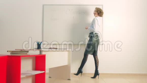 教室或办公室里有书写板的老师视频的预览图