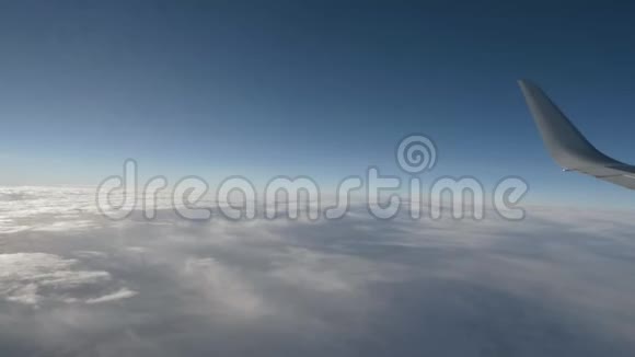 在美丽的白云之上飞行的飞机的视频的预览图