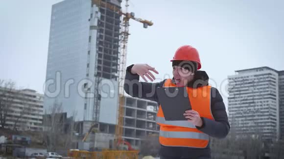 商业建筑文书工作和人的概念幸福的建设者在硬帽与剪贴板在施工现场视频的预览图