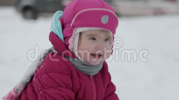 小孩子在冬天在户外玩得很开心慢速视频视频的预览图