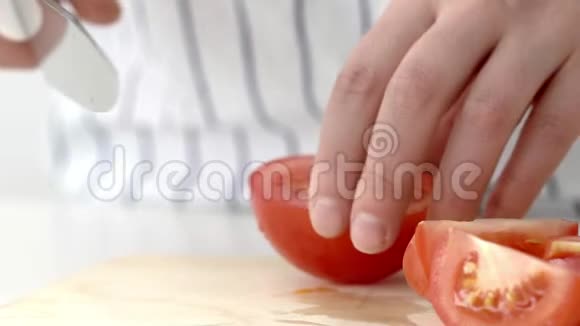 手拿刀慢慢地把番茄切成块视频的预览图