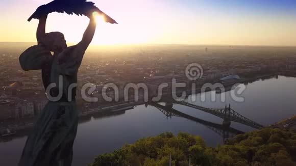 匈牙利布达佩斯在格勒特山乘坐自由女神像4K飞离背景是自由桥视频的预览图