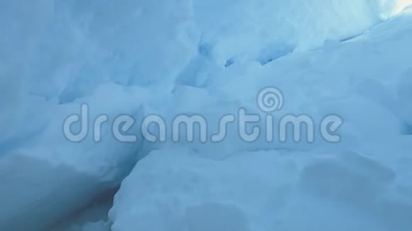 南极洲冰雪覆盖的洞穴极地射击视频的预览图