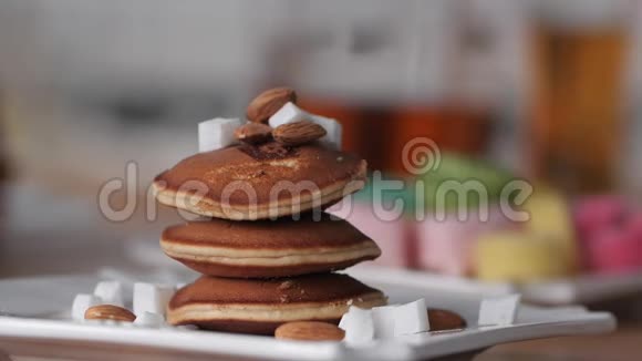 早餐糖浆倒在煎饼上又好又慢慢动作明亮模糊的背景既美味又开胃甜蜜甜蜜视频的预览图