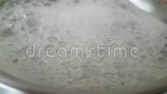 水在平底锅特写镜头中沸腾视频的预览图