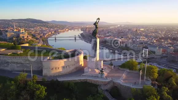 匈牙利布达佩斯自由女神像与伊丽莎白桥和Szechenyi链桥在Gellert山上飞行4K视频的预览图
