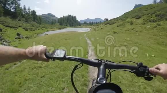 在湖边的山上骑着电动自行车mtb行动骑自行车者探索近山的小径电动自行车活动视频的预览图