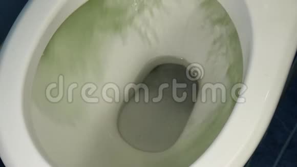 脏锈迹斑斑厕所内有绿水视频的预览图