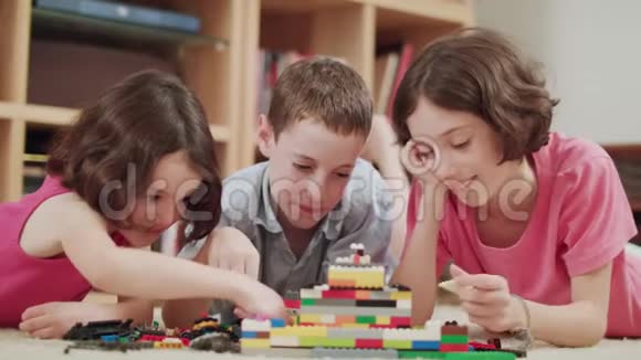 三个孩子在家玩乐高积木视频的预览图