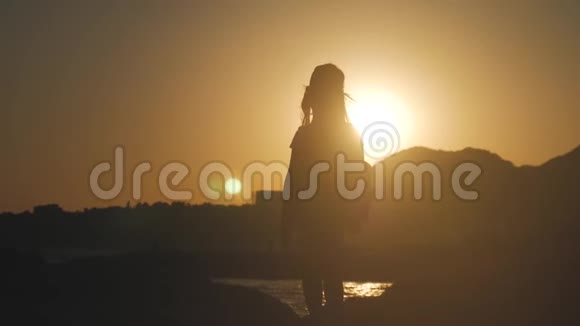 日落时分快乐的女孩在海滩上玩耍视频的预览图