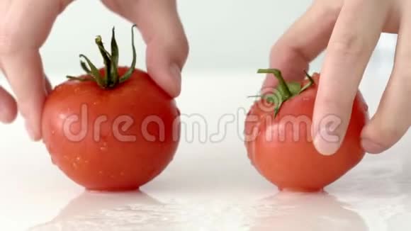 两个西红柿在白色背景上缓慢旋转视频的预览图