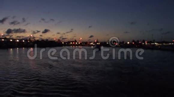 日出时的渔船视频的预览图