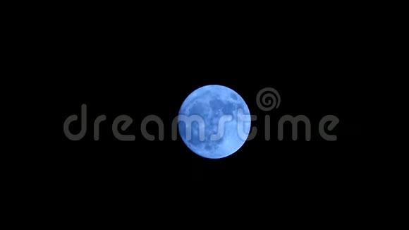 阴天夜的满月云和月亮满月和云视频的预览图