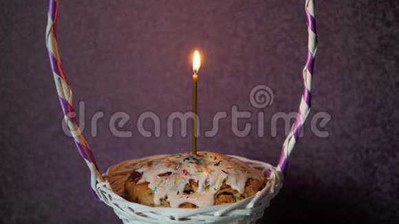 在柳条筐中加入蜡烛的节日复活节蛋糕视频的预览图