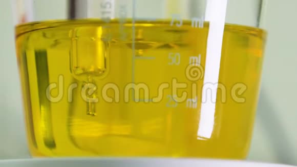 深色杂质的黄色液体由工具宏观混合视频的预览图