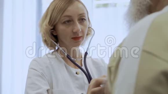 医生用听诊器倾听老人的心声视频的预览图