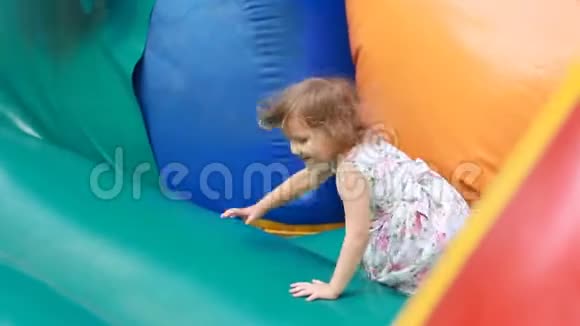 小女孩跳在蹦床上为孩子们在操场上玩耍儿童游戏视频的预览图