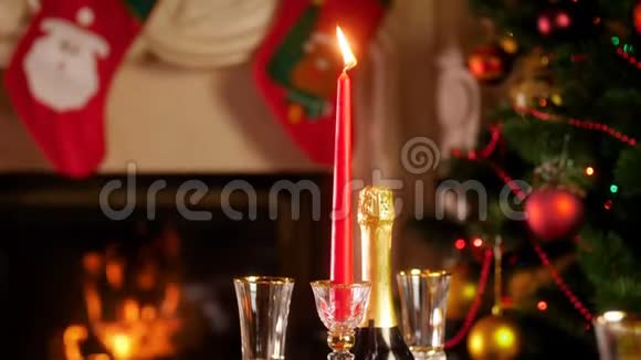 在带有燃烧壁炉的客厅内提供带有烤鸡和香槟的精美圣诞晚餐的特写4k视频视频的预览图