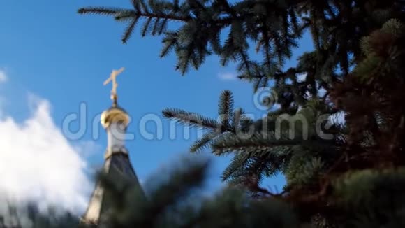 白色教堂蓝天金色圆顶库存录像太阳穴金色穹顶的蓝色景色视频的预览图