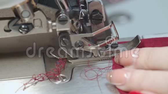 女裁缝用电锁缝纫视频视频的预览图