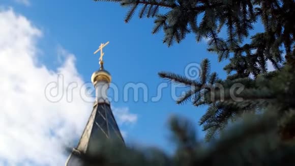 白色教堂蓝天金色圆顶库存录像太阳穴金色穹顶的蓝色景色视频的预览图